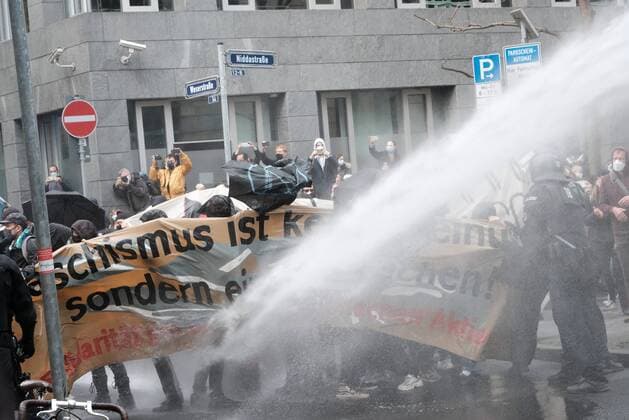 14 11 2020 xkhx Frankfurt am Main Lateral thinkers 69 Demonstration under the motto No lockdown for Bembeltown and counter-event in Frankfurt am Main Picture shows counter-demonstrators blocking the lateral thinkers demo and the police using water cannons KH
