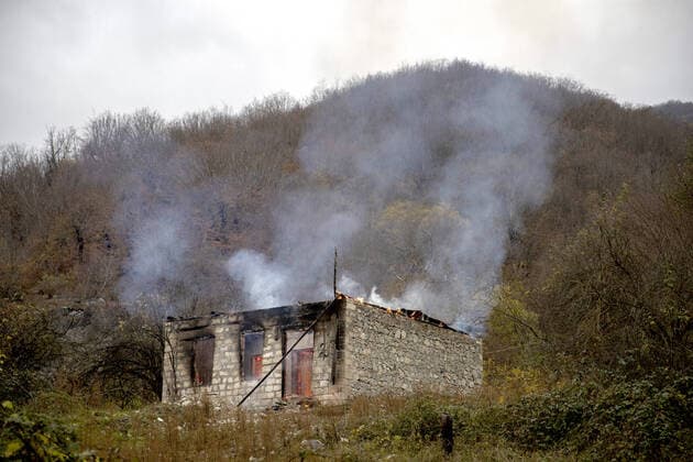 Bilder des Jahres 2020, News 11 November News Themen der Woche KW46 News Bilder des Tages NAGORNO-KARABAKH - NOVEMBER 14, 2020: A burning house left by residents in the village of Chorekdar. On 10 November, Armenia’s Prime Minister Nikol Pashinyan, Russia’s President Vladimir Putin, and Azerbaijan’s President Ilham Aliyev signed a joint statement on a complete ceasefire in Nagorno-Karabakh. The Russian leader said the Azerbaijani and Armenian sides would maintain the positions that they had held and Russian peacekeepers would be deployed to the region. According to the document, Armenia has to hand over the Nagorno-Karabakh districts of Kalbajar, Lachin, and Agdam, to Azerbaijan till November 15, December 1, and November 20, respectively. Stanislav Krasilnikov TASS TS0EE409