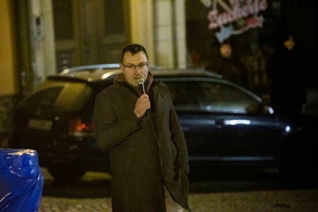 201116 Demo. Dreister geht es kaum. Die Coronakritiker aus dem Erzgebirge hielten am Abend ihre Versammlung gegen die Coronamaßnahmen direkt vor der St. Annen Kirche und dem Lutherdenkmal auf dem Kirchplatz. Unschöner Höhepunkt die Rede des bekannten Rechten Politiker Stefan Hartung. Er teilte ordentlich aus, hetzte gegen Landratsamtmitarbeiter, forderte die Polizei auf im Landratsamt die Maskenpflicht zu kontrollieren. Auch gegen die Medien schoss er scharf. Die Menge klatschte während seiner Ansprache. Über 250 Teilnehmer waren bei der Versammlung anwesend, teils mit Plakaten. Mit sachlichen Worten zu dieser Versammlung direkt vor der St. Annen Kirche glänzten die Coronagegner heute nicht. Annaberg-Buchholz Sachsen Deutschland