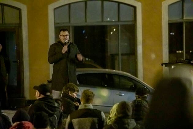 201116 Demo. Dreister geht es kaum. Die Coronakritiker aus dem Erzgebirge hielten am Abend ihre Versammlung gegen die Coronamaßnahmen direkt vor der St. Annen Kirche und dem Lutherdenkmal auf dem Kirchplatz. Unschöner Höhepunkt die Rede des bekannten Rechten Politiker Stefan Hartung. Er teilte ordentlich aus, hetzte gegen Landratsamtmitarbeiter, forderte die Polizei auf im Landratsamt die Maskenpflicht zu kontrollieren. Auch gegen die Medien schoss er scharf. Die Menge klatschte während seiner Ansprache. Über 250 Teilnehmer waren bei der Versammlung anwesend, teils mit Plakaten. Mit sachlichen Worten zu dieser Versammlung direkt vor der St. Annen Kirche glänzten die Coronagegner heute nicht. Annaberg-Buchholz Sachsen Deutschland
