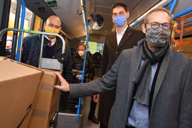 Presentation of the new DHL Paketbuses Michael Müller, SPD, governing mayor of Berlin, Martin Hikel, SPD, district mayor of Neukölln Presentation of the new DHL Paketbuses, a first pilot project for Berlin on 18 11 2020 Photopress Mueller