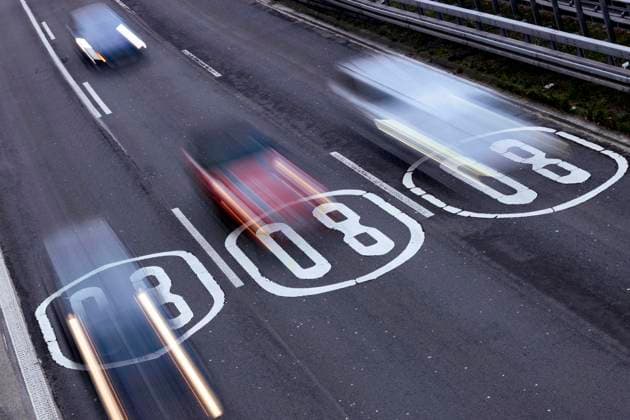 Pictograms on the carriageway inform drivers on the Cologne motorway ring about the speed limit of 80 kilometres per hour Theme picture, symbolic picture Cologne, 19 11 2020 Foto:xC.xHardtx xFuturexImage