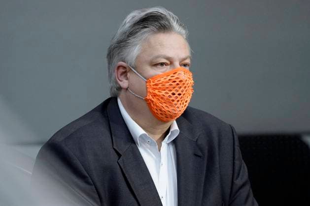 Eclat in the 193 Bundestag session Aktuell, 20 11 2020, Berlin, Thomas Seitz received a reprimand from the Vice President of the German Bundestag because of the holey mask here from the 191 session of the German Bundestag in Berlin next Wednesday Berlin Berlin Germany