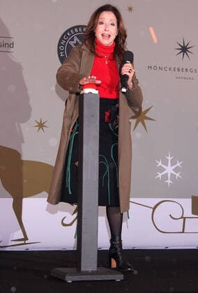 Vicky Leandros, the singer at the start of the Christmas illumination in the shopping mile Mönckebergstraße on 19 11 2020 in Hamburg Vicky Leandros at the start of the Christmas illumination in the Hamburg city centre