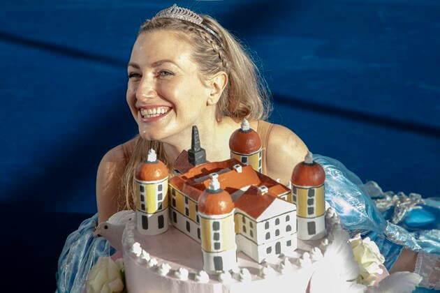 Cinderella the actress Sandra Maria Huimann poses with the new wedding cake which represents the baroque castle Moritzburg In front of the baroque castle scenery in Moritzburg performances of the successful musical Three Hazelnuts for Cinderella are to take place again from July 2021