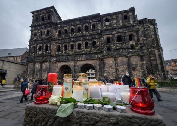 Trier mourns on Wednesday 02 12 2020 in the pedestrian zone for the victims of the amok drive the day before After the amok drive in Trier with five dead, a warrant for the 51-year-old suspects arrest for murder has been issued This was decided by the arrest judge on Wednesday, a police spokesman said The motive for the crime is still unclear Trier02122001D.jpg