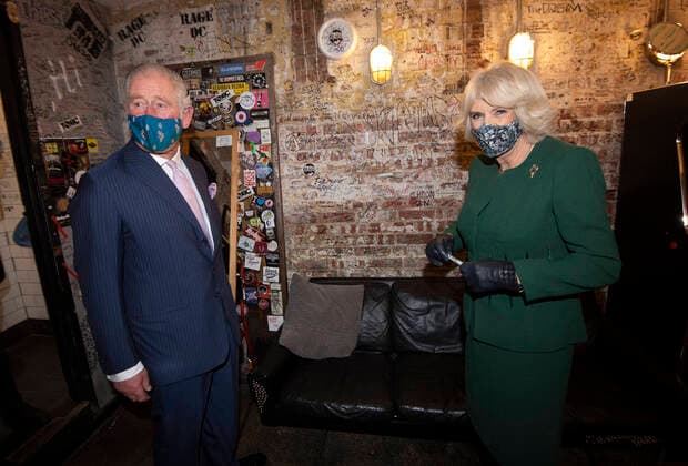 Bilder des Jahres 2020, Entertainment 12 Dezember . 03 12 2020. London, United Kingdom. Prince Charles, the Prince of Wales and Camilla, the Duchess of Cornwall, during a visit to The 100 Club in London, where they met music and industry professionals and watched a short musical performance.  xi-Imagesx xPoolx IIM-21861-0025