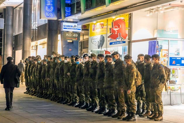 Soldiers take up duty after their service in the state capital Stuttgart The Bundeswehr helps the health authorities to trace corona contacts DEU, Germany, Baden Württemberg, Stuttgart, 03 12 2020