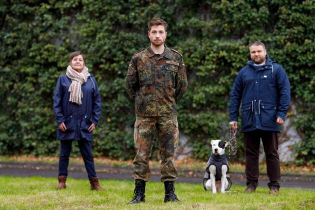 Cäcilie Breithecker, Dominik Flade and Detlef Förster with dog Bella at the photo session on the set of the RTL TV series Alles was zählt in the MMC Studios in Ossendorf Cologne, 03 12 2020 Foto:xC.xHardtx xFuturexImage