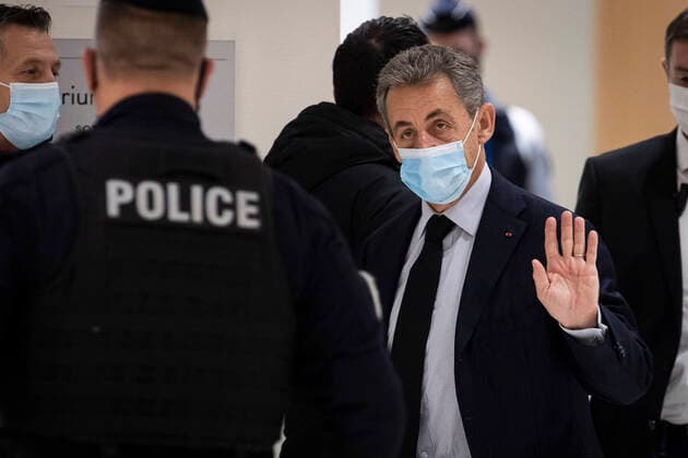 Bilder des Jahres 2020, News 12 Dezember News Themen der Woche KW50 Paris, France, December 10, 2020 - Former French president Nicolas Sarkozy arrives at the court for the last day of his trial for attempted bribery of a judge, in Paris on December 10, 2020. Sarkozy, 65, a rightwing politician who led France between 2007 and 2012, has repeatedly denied the accusations of corruption and influence peddling for allegedly trying to bribe a judge for information in a case known as the bugging affair . The prosecution alleges Sarkozy and his lawyer, attempted to bribe a senior magistrate to hand over secret information from a separate investigation against the former French leader. Sarkozy becomes the first ex president to stand trial on corruption charges. Copyright: xAlexisxSciardx