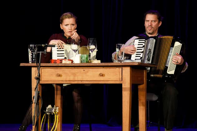 Amelie Magdeburg and Andreas Bittl at the musical reading A Weihnachtsgschicht after Charles Dickens by and with Liesl Weapon and Andreas Bittl at the Kleines Theater Haar Digital Haar, 11 12 2020 Foto:xS.xAdamx xFuturexImage