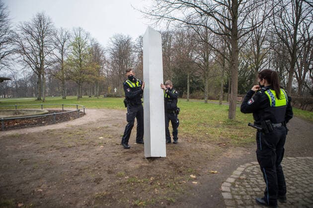 Mysterious monolith set up in Hamburg Police makes short work of it 12 12 20 Hamburg Mysterious monoliths have been set up all over the world Who Copyright: xSebastianxPetersx