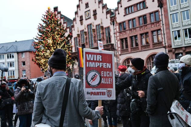 12 12 2020, Frankfurt, DEU Lateral thinkers and antifa demonstrators meet on the Roemerberg in Frankfurt Supporters of Die Partei are also present