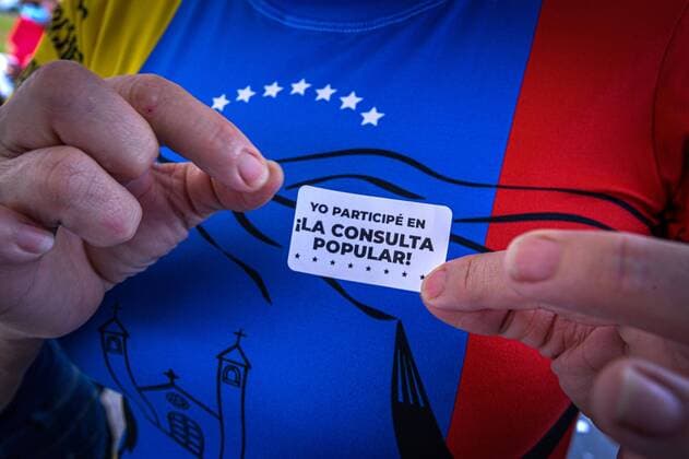 Bilder des Jahres 2020, News 12 Dezember News Themen der Woche KW50 News Bilder des Tages A Venezuelan citizen shows a sticker about his participation in the vote of the popular consultation promoted by the Venezuelan opposition leader Juan Guaido, from Doral Central Park, in Doral, Miami-Dade, Florida, United States, 12 December 2020. The community of Venezuelans living in Miami joined this Saturday in the face-to-face session of the popular consultation promoted by Guaido with which it seeks to measure the rejection of the last legislative elections, and whose results have been rejected by the United States Government. In the Miami metropolitan area, in southern Florida (USA), three of the 52 face-to-face points have been installed at the disposal of Venezuelans who want to participate in the consultation. Venezuelans in Miam Copyright: xGiorgioxVierax AME4787 20201212-637434014846210075