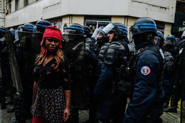 Bilder des Jahres 2020, News 12 Dezember News Themen der Woche KW50 News Bilder des Tages A demonstrator disguised as Marianne is in front of the police. Thousands of people demonstrated on Saturday, December 12, for the third week in a row in France, without major incidents, to denounce the highly controversial Global Security Law proposal and the government s bill on separatism . Called by a group of left-wing unions, associations and political movements, this new day of mobilization took place under a very strong police presence, particularly in Paris, where numerous units of CRS and mobile gendarmes closely supervised the thousands of people - 10,000 according to the organizers - who were demonstrating from the Place du Chatelet to the Place de la Republique. JanxSchmidt-Whitley LexPictorium LePictorium_0239347