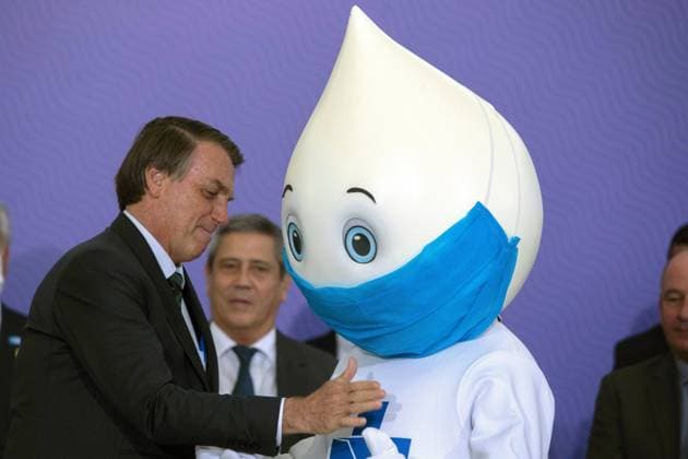 Bilder des Jahres 2020, News 12 Dezember News Bilder des Tages Brasilia (Brazil), 16 12 2020.- The president of Brazil, Jair Bolsonaro, poses for photos with the mascot Ze Gotinha, a traditional character in Brazil created to raise awareness about vaccines, during the launch of the National Vaccination Plan against covid-19, at the Planalto Palace in Brasilia, Brazil, 16 December 2020. The Brazilian Government presented this Wednesday the master lines of its future vaccination plan against covid-19, which plans to immunize 210 million inhabitants in about 16 months, but has not yet set a start date for the process. According to the Ministry of Health, to establish the day on which the first of the five planned vaccination phases will begin, one must wait for an antidote to be approved and registered by Copyright: xJoedsonxAlvesx AME5396 20201216-637437371716927549