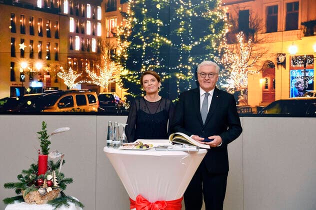 Federal President Frank Walter Steinmeier and wife Elke Büdenbender sign the Golden Book of the town after the recording of the ZDF programme Christmas with the Federal President Bernau bei Berlin, 16 12 2020 Foto:xF.xKernx xFuturexImage