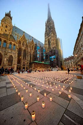 Vienna 18 12 2020 Coronavirus Crisis Today, Caritas put up 5,127 lights in front of St Stephen s Cathedral to quietly commemorate the coronavirus deaths, each light is intended to remind one of those who died of the coronavirus until