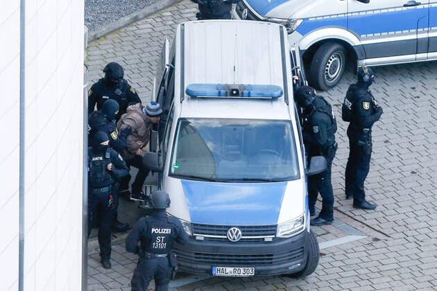 21 12 2020, xtgx, news trial, sentencing in criminal case against Stephan B emspor, v l The defendant Stephan Balliet is led out of court into a judicial vehicle that takes him to the Magdeburg airport