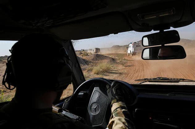 MALI, Gao, UN Mission Minusma, Multidimensionale Integrierte Stabilisierungsmission der Vereinten Nationen in Mali, Bundeswehr Fahrzeug Konvoi auf Patrouille in der Wueste, hohe Gefahr von durch Terroristen gelegten Sprengfallen Gao Mali