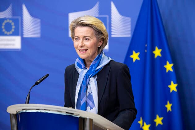 Bilder des Jahres 2020, News 12 Dezember News Bilder des Tages (201222) -- BRUSSELS, Dec. 22, 2020 -- European Commission President Ursula von der Leyen makes a statement on the marketing authorisation of the BioNTech Pfizer vaccine in Brussles, Belgium, Dec. 21, 2020. The (EU) gave the green light to using Pfizer BioNTech vaccine for COVID-19 within the bloc late on Monday, hours after the European Medicines Agency (EMA) made a positive scientific assessment. We approved the first safe and effective vaccine against COVID-19. More vaccines will come soon. Doses of the vaccine approved today will be available for all EU countries, at the same time, on the same conditions, said European Commission President Ursula von der Leyen. ( Handout via Xinhua) BELGIUM-BRUSSELS-EU-COVID-19-VACCINE EuropeanxUnio
