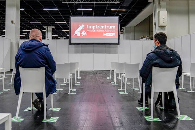 Test run with test persons in the new vaccination center in the fair Koeln Aktuell, 22 12 2020, Koeln Symbol photo and symbol picture Test persons during the video explanation to the Corona vaccination in the new vaccination center in the fair Koeln Koeln North Rhine Westphalia Germany