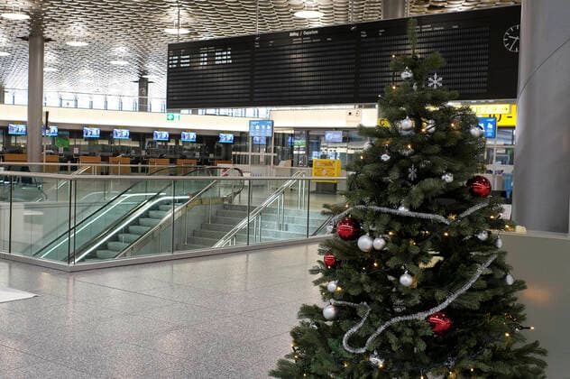 Hardly any flights, few passengers, closed counters and pre-Christmas emptiness during the 2 lockdown at Hannover Airport Langenhagen, 22 12 2020 Foto:xU.xStammx xFuturexImage
