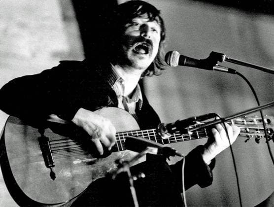 The left-wing singer-songwriter Wolf Biermann at a performance in Kassel in 1977, in which singer-songwriter Walter Mossmann also took part Biermann was born in Hamburg in 1936 In 1953 he moved to the GDR