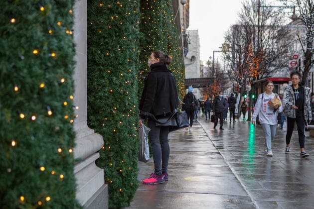 December 23, 2020, London, United Kingdom: Young ladies walking along Selfridges in Oxford Street. London United Kingdom - ZUMAs197 20201223_zab_s197_039 Copyright: xPietroxRecchiax