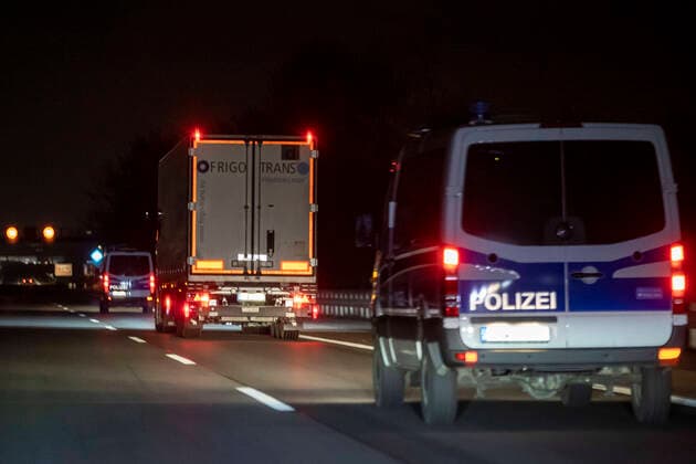 26 12 2020 , Düsseldorf , First Corona vaccine of the company BionTech from Mainz is delivered in NRW , refrigerated truck is accompanied by 2 vehicles of the police , here on the road in the area Düsseldorf