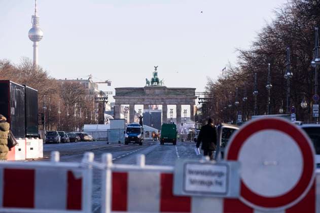 Preparations and barriers for the annual New Years Eve celebration at the Brandenburg Gate Due to COVID 19 clearance rules, this years celebration will only take place as a television broadcast without a live audience Berlin, 30 12 2020 Foto:xB.xKriemannx xFuturexImage