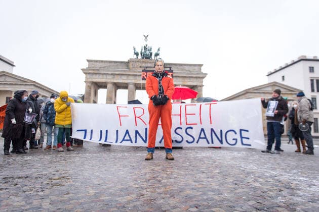 Berlin, freedom for Julian Assange protest Germany, Berlin 03 01 2021 In the picture are impressions of the protest for the release Julian Assange founder WikiLeaks, journalist on the Pariser Platz in front of the Brandenburg Gate Berlin Berlin Germany