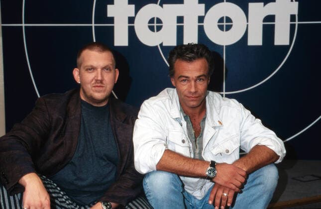 Tatort Cologne The investigator team consisting of Klaus J Behrendt right and Dietmar Bär from Tatort Cologne in front of the series logo in Cologne, Germany 1997 , Cologne North Rhine Westphalia Germany Copyright: FrankxHempel Nur redaktionelle Nutzung. Editorial usage only. UnitedArchives19548624_06 EDITORIAL USE ONLY