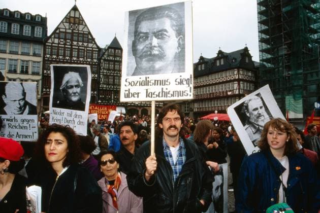 May Day rally Frankfurt 1992 Audience waving pictures of Anna Seghers and Josef Stalin at the May Day rally in Frankfurt on the Römerberg, Germany 1992 , Frankfurt Hesse Germany Copyright: FrankxHempel Nur redaktionelle Nutzung. Editorial usage only. UnitedArchives31570027_11 EDITORIAL USE ONLY
