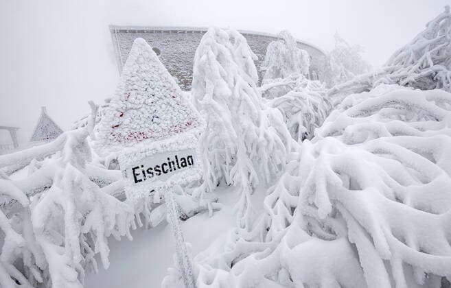 Winter and snow breakage in the Taunus Deeply snow-covered is the landscape at the big Feldberg in the Taunus on 08 01 2021 Because of snow breakage and ice breakage the access roads are closed , Schmitten Germany