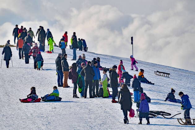 On the Riemer Berg in the Riemer Park in Munich sledders and walkers romp around in beautiful winter weather on 09 01 2021 and defy the extension of the lockdown,