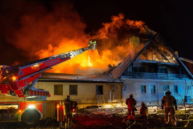 11 01 2021, Berlin, Germany, GER Large fire in a vacant pub in Berlin Köpenick The fire brigade was on the scene with 85 firefighters The firefighting work lasted until late into the night In the picture firefighting work via a turntable ladder