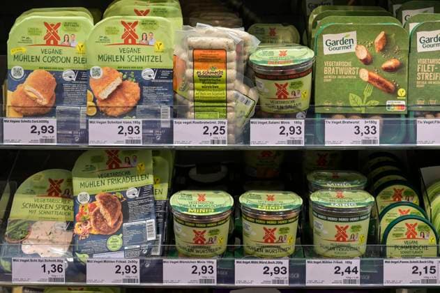 DEUTSCHLAND, Hamburg, Edeka Supermarkt, vegane und vegetarische Fleischersatzprodukte, Veggie Produkte von Ruegenwalder Muehle Hamburg Germany