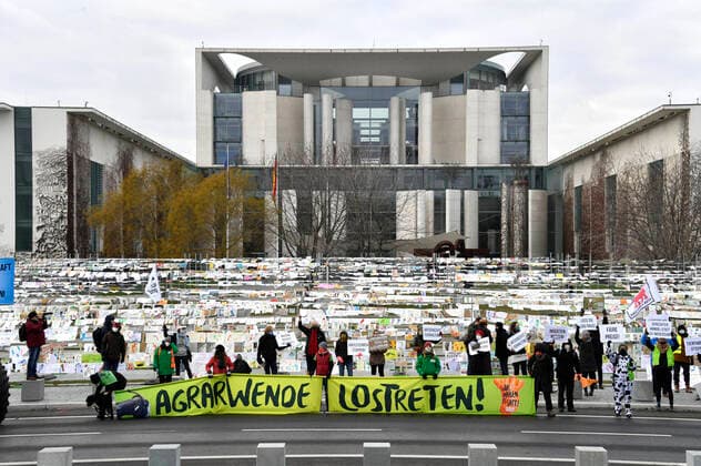 Farmers, climate and animal rights activists demonstrate under the motto Were fed up for a change in agricultural policy In front of the Chancellors Office, around ten thousand footprints on paper symbolically call for a farmer-friendly, ecological and climate-friendly agriculture Berlin, 16 01 2021 Foto:xF.xKernx xFuturexImage