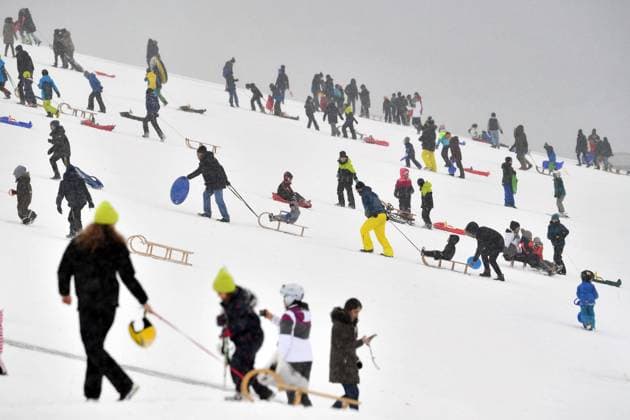 On the Riemer Berg in the Riemer Park in Munich sledders are crowded after a new snowfall on 17 01 2021 Corona rules are not respected