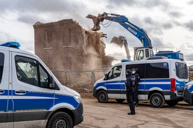 Demolition of the village of Lützerath near Erkelenz, by the energy company RWE, the village is to make way for the open-cast lignite mine Garzweiler II, protests by residents and activists, police intervention, NRW, Germany, demolition of the village of Lützerath