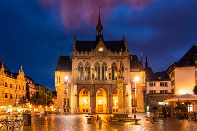 Germany, Erfurt, Fischmarkt with with city hall at night TAMF02709