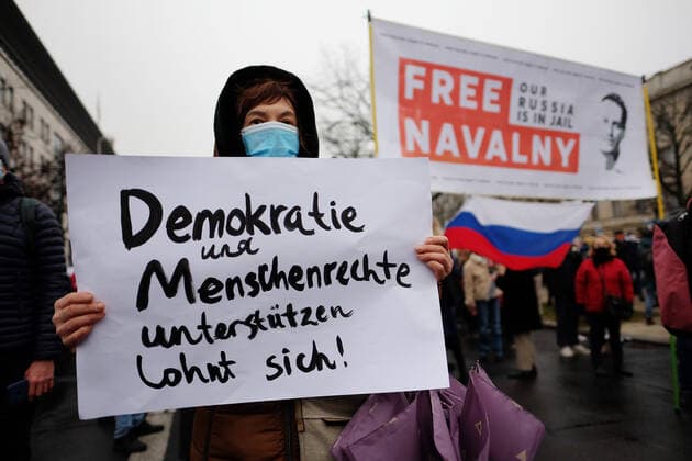 Several hundred protesters and Putin opponents demand the release of Russian opposition politician Alexei Navalny from Russian custody in front of the Russian embassy in Berlin A final rally took place in front of the Brandenburg Gate snapshot photography xK M Krause