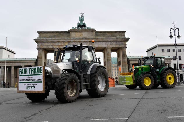 Farmers from all parts of Germany protest against the governments agricultural policy with their tractors in front of the Brandenburg Gate Berlin, 29 01 2021 Foto:xF.xKernx xFuturexImage