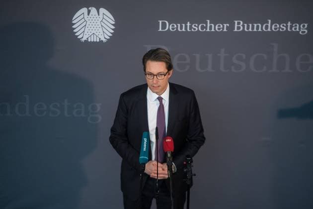 Politik Untersuchungsausschuss PKW-Maut Letzte Sitzung des Untersuchungsausschusses PKW-Maut des Deutschen Bundestag am Donnerstag den 28. Februar 2021. Als einziger Zeuge war erneut Bundesverkehrsminister Andreas Scheuer, CSU, vorgeladen. Der Ausschuss wurde zur Aufklaerung der Mautvertraege zwischen dem Verkehrsministerium unter Leitung von Andreas Scheuer und den Firmen Kapsch und CTS Eventim eingerichtet. Der Maut-Untersuchungsausschuss soll das Verhalten der Regierung und besonders des Verkehrsministers bei der Vorbereitung und der Vergabe der Betreibervertraege umfassend aufklaeren . Verkehrsminister Scheuer betonte vor der Sitzung wiederholt, dass alles mit rechten Dingen zugegangen sei. Im Bild: Verkehrsminister Scheuer gibt vo