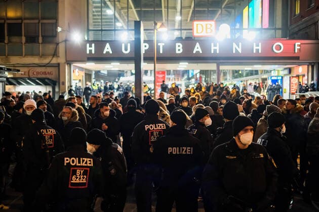 Riots at Munich Central Station 31 01 2021 MUNICH The crowd and police in front of the main entrance Numerous