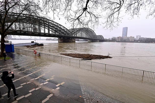 The Rhine level rises, thaw and much rain, let the danger of floods rise the Rhine flood rises over the banks, set up warning signs, point to the high water, impressions of the high water in Cologne, photographed on 02 02 2021.