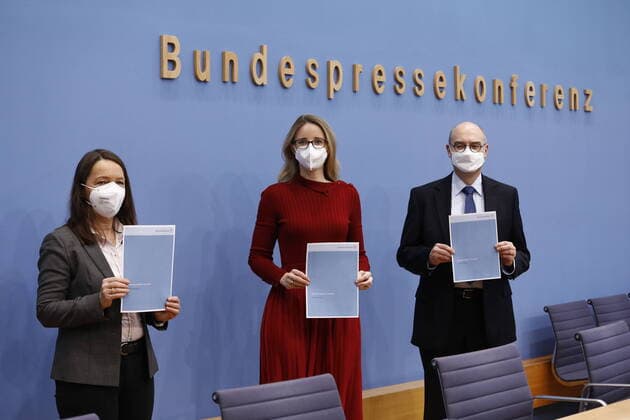 Prof Dr Dr Sigrid Graumann, Spokesperson of the Pandemic Working Group of the German Ethics Council, Prof Dr Alena Buyx, Chairperson of the German Ethics Council, Prof Dr Dr h c Volker Lipp, Vice-Chairperson of the German Ethics Council, Germany, Berlin, Federal Press Conference, Topic Special Rules for Vaccinated Persons