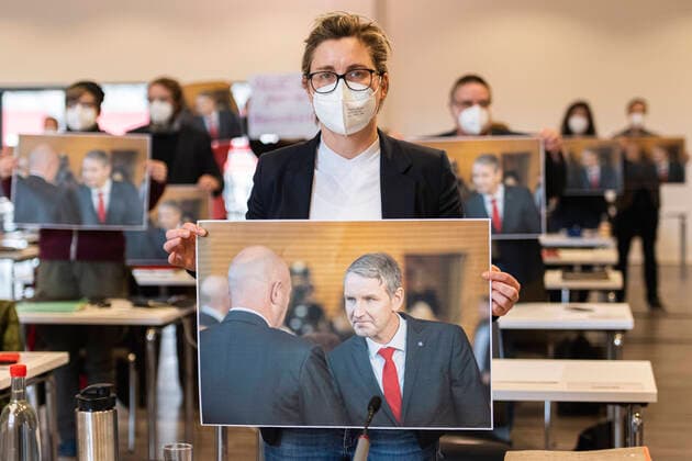 36 PLENARY SESSION IN THE THURINGIAN LANDTAG 05 02 2021 Erfurt Action under the motto ÒMore flowers No handshake with fascists Ò to commemorate the state election in Thuringia on February 5, 2020 by DIE LINKE, SPD and Bündnis 90 DieGrünen in the 36 plenary session of the Thuringian Parliament in the Arena Erfurt on February 5, 2021 Susann