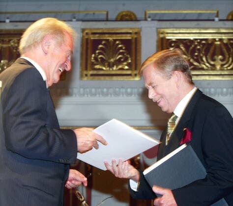 National Prize for Havel Copyright IMAGO Herrmann Date 18 06 2003 Subject Awarding of the National Prize of 100,000 euros to Václav Havel at the Schauspielhaus Berlin The award was presented by the Federal President Johannes Rau. Copyright: xEventpressxHerrmannx